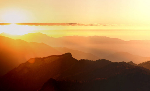 有山和太阳的景观。 日落。 山地景观。 抽象背景