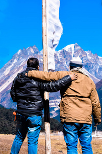 西基姆印度亚洲5月9日两个朋友年轻的团体享受从Yungthum山谷的山景。 它是徒步旅行者和登山者徒步旅行的受欢迎的亚洲旅游目