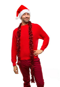 穿着红色衣服庆祝圣诞节的男人，摆着双手，在孤立的白色背景上微笑