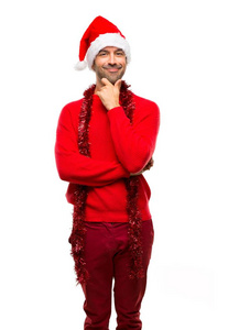 穿着红色衣服庆祝圣诞节的男人微笑着，在一片与世隔绝的白色背景上自信地看着前方