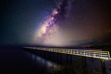 在桥海景天上的银河