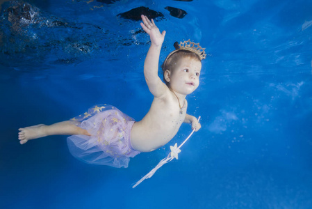 溺水小女孩 游泳图片