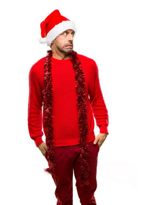 穿着红色衣服庆祝圣诞节的人有点紧张，害怕把牙齿贴在孤立的白色背景上