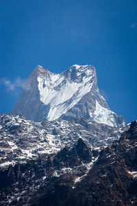 喜马拉雅山美丽的景观正在追踪到安纳普尔纳大本营