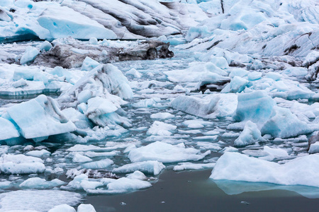 冰岛冰川泻湖中的冰山图片