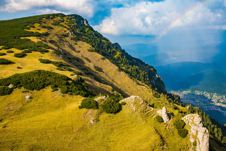 喀尔巴阡山脉黑山山脉美丽的夏季全景