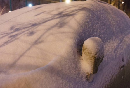 车，暴风雪过后被积雪覆盖..