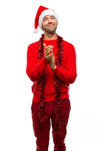 穿着红色衣服庆祝圣诞节的男人在一次关于白色背景的会议上发言后鼓掌