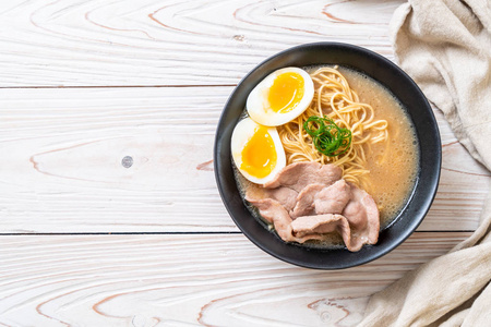 汤圆拉面配日本式猪肉和鸡蛋