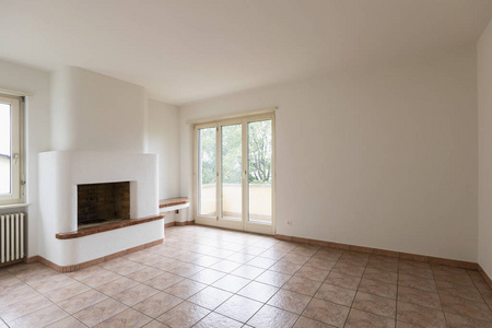 空房间,带壁炉和窗户,可以看到风景. 里面没有人照片