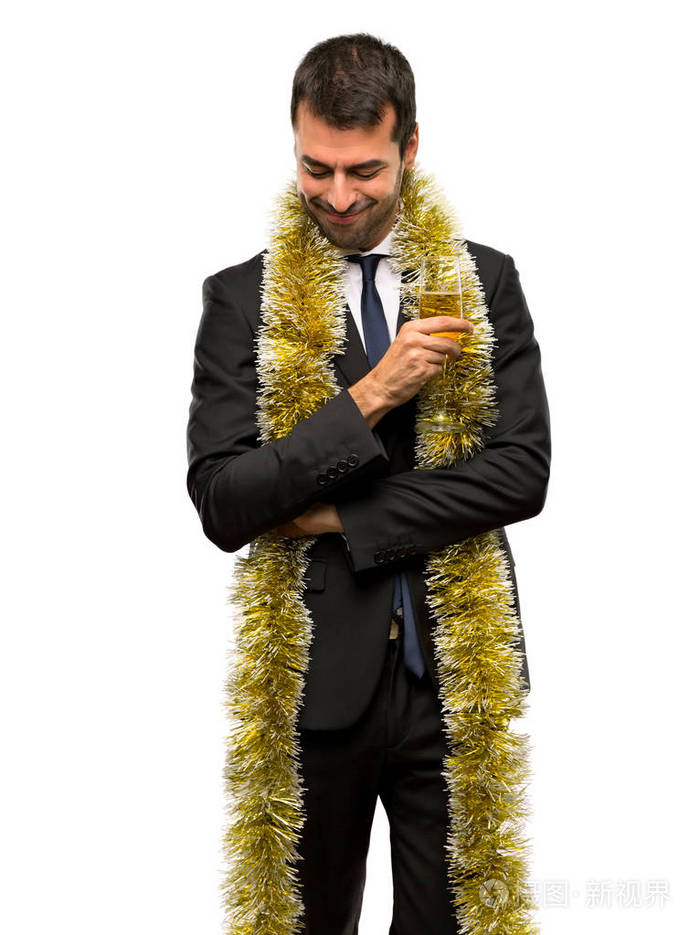 带着香槟庆祝2019年新年的男人低头看着双手在孤立的白色背景上下巴