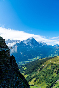 天空悬崖行走在瑞士Grandelwald阿尔卑斯山的第一座山峰上。