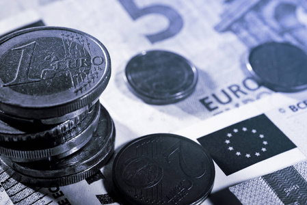 桌上的欧元货币详情图片