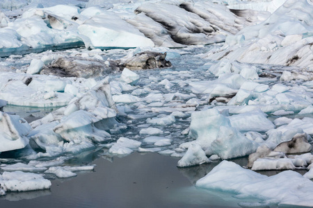 冰岛冰川泻湖中的冰山