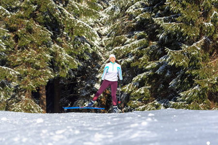 一个女人在越野滑雪或朗劳夫跑步在温特里森林