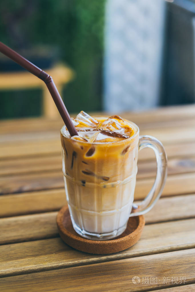 经典玻璃杯中的冰拿铁咖啡