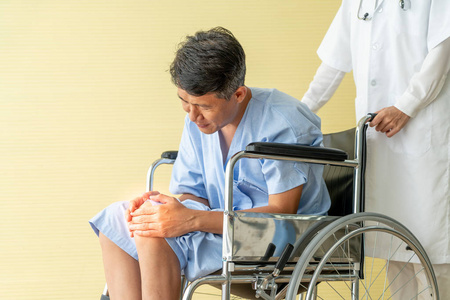 亚洲老年患者轮椅膝关节疼痛选择焦点照片