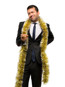 一名男子拿着香槟庆祝2019年新年，因在隔离的白色背景下努力而背痛