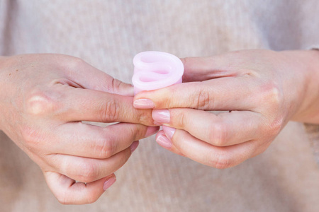 月经杯是用女人的手拿的. 选择性聚焦.照片