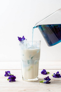 蝴蝶豌豆汁，牛奶健康饮料