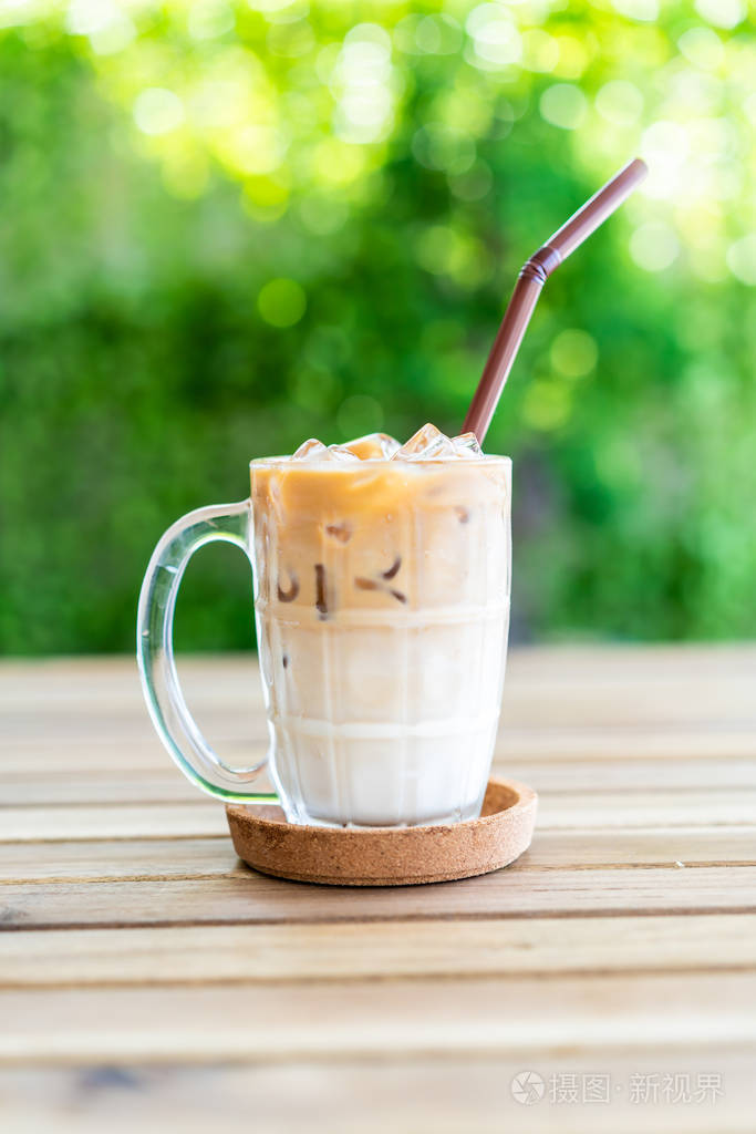 经典玻璃杯中的冰拿铁咖啡