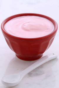 美味营养健康的新鲜草莓酸奶在老式卡拉拉大理石上。