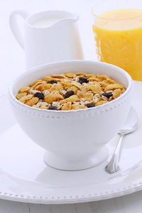 美味和营养的早餐梅斯利或格兰诺拉麦片与牛奶的复古造型。