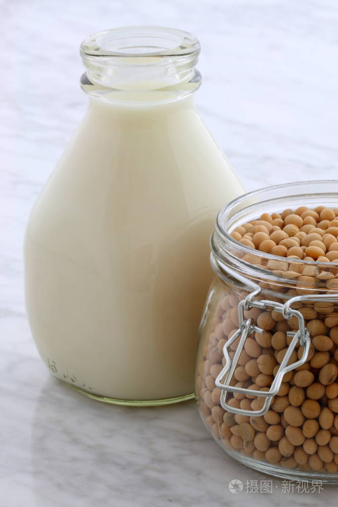 美味的新鲜豆浆美丽的卡拉拉大理石