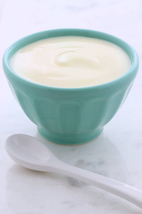 美味的营养和健康的新鲜普通酸奶在老式卡拉拉大理石设置。