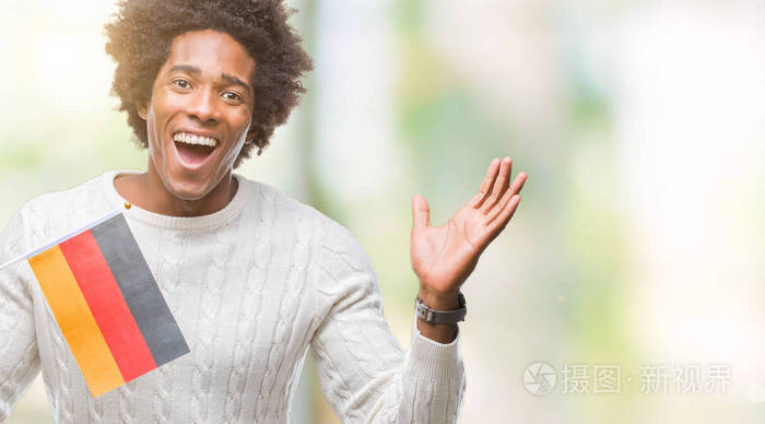 美国黑人男子德国国旗在孤立的背景下非常高兴和兴奋的胜利者表情庆祝