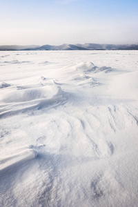 冰雪覆盖的冰冻湖的美丽景观。 俄罗斯乌拉尔南部的图尔戈亚克湖。