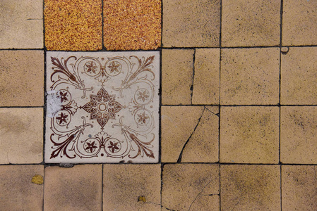 地板上的旧瓷砖和旧的花纹