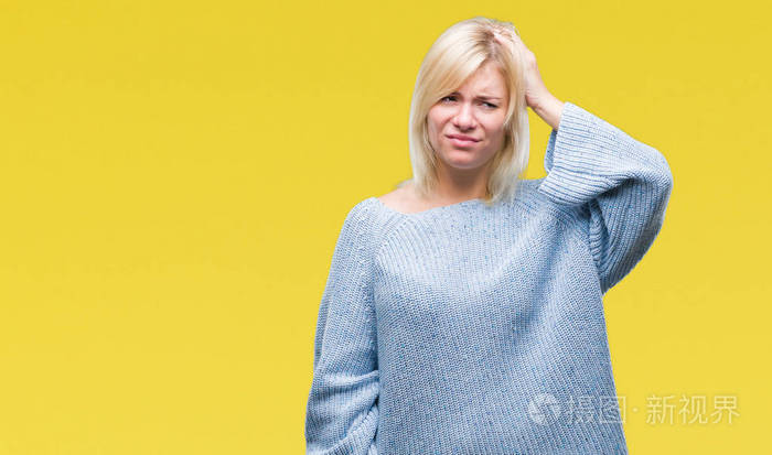 年轻漂亮的金发女人穿着冬天的毛衣,越过孤立的背景,困惑和好奇的问题