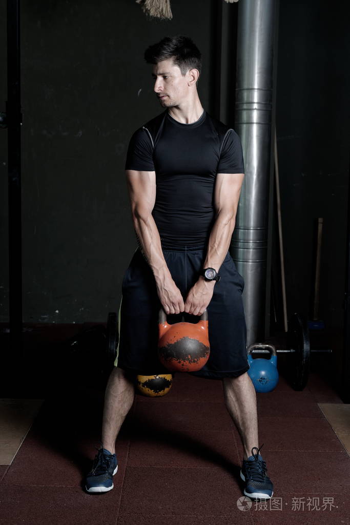 健身教练拿着一个水壶健身的照片