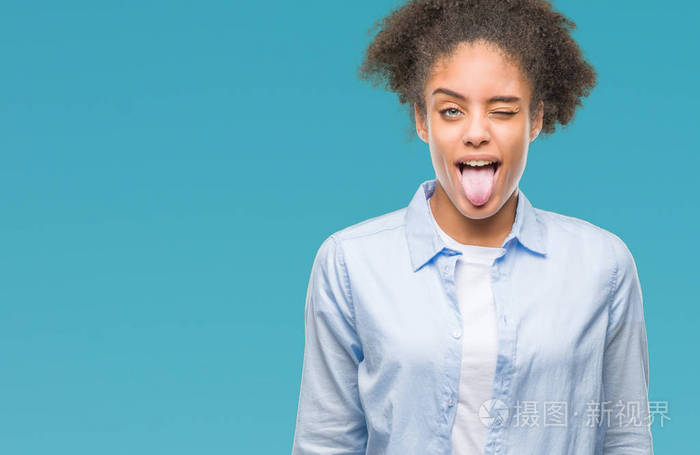 年轻的美国黑人妇女在孤立的背景下伸出舌头,以有趣的表情高兴.