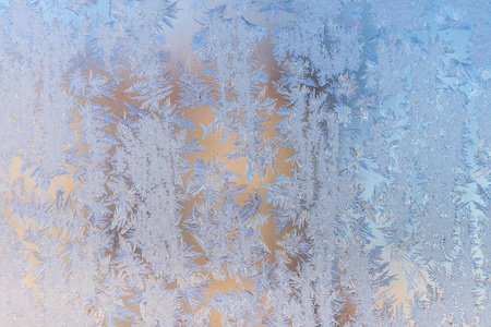 冬天窗户玻璃上霜冻的圣诞图案