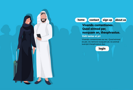阿拉伯夫妇使用智能手机拿着礼帽，穿着传统服装，旅行理念，男人，女人，卡通人物，化身，蓝色背景，全长水平复制空间，平面矢量插图。