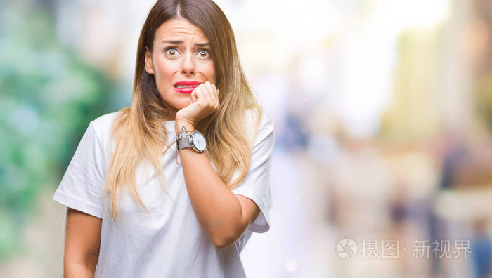 年轻漂亮的女人,随意的白色t恤,在孤立的背景上,看上去压力很大,紧张