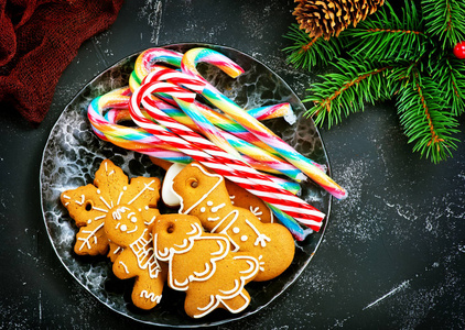 黑桌上自制饼干和糖果罐的顶部视图圣诞假日概念