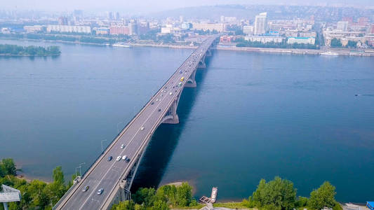 横跨耶尼西河的公共桥梁的景色。 克拉斯诺亚尔斯克市中心。 来自德隆的俄罗斯