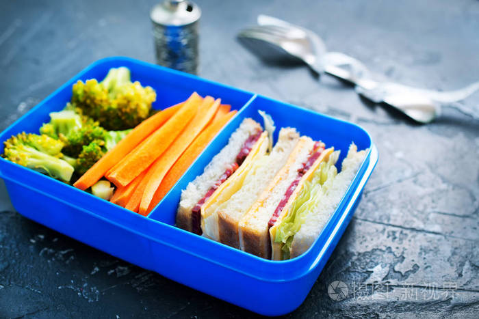 午餐盒内自制健康食品近景