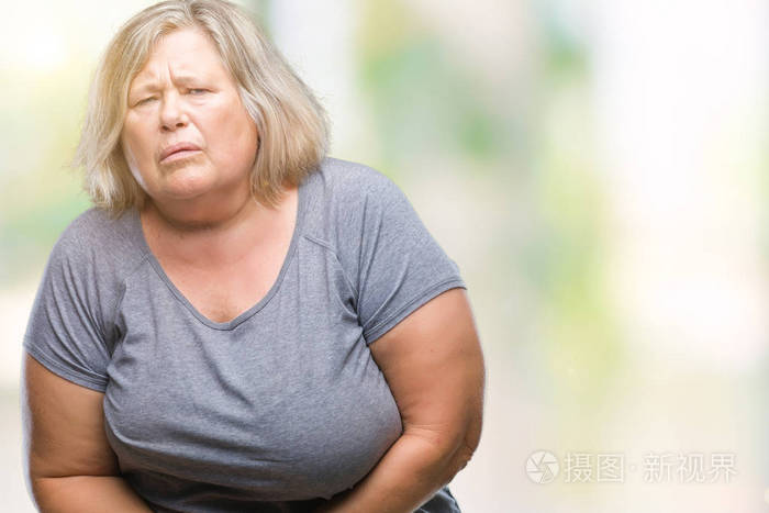 高年级加号白种人妇女过孤立背景,手按胃,因为消化不良,痛苦的疾病