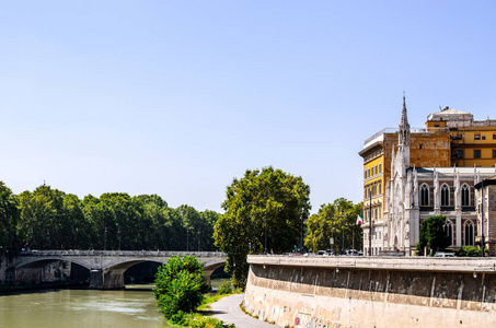 塔伯河上的一座桥和古教堂所在的沿河街道的景色。 罗马。 意大利。