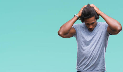 美国黑人男子在孤立的背景下患有头痛，绝望和压力，因为疼痛和偏头痛。 手放在头上。
