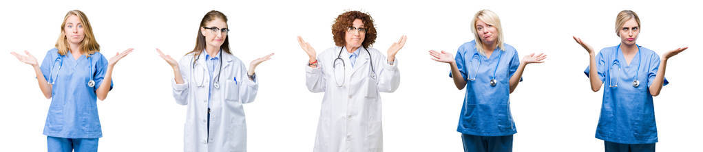 一群专业医生女性在白色孤立的背景上拼贴，毫无头绪，表情混乱，举起手臂和手。 怀疑概念。