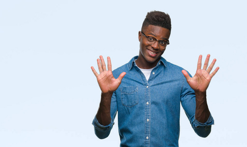 年轻的非裔美国人，在孤立的背景下，用十号手指，微笑着自信和快乐。