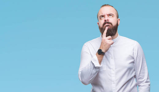 年轻的白种人潮人越过孤立的背景,手在下巴上思考问题,沉思的表情.