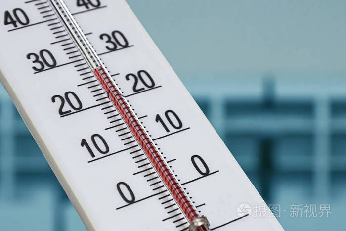 家用酒精温度计的特写照片显示温度以摄氏度为单位在暖气片的背景下