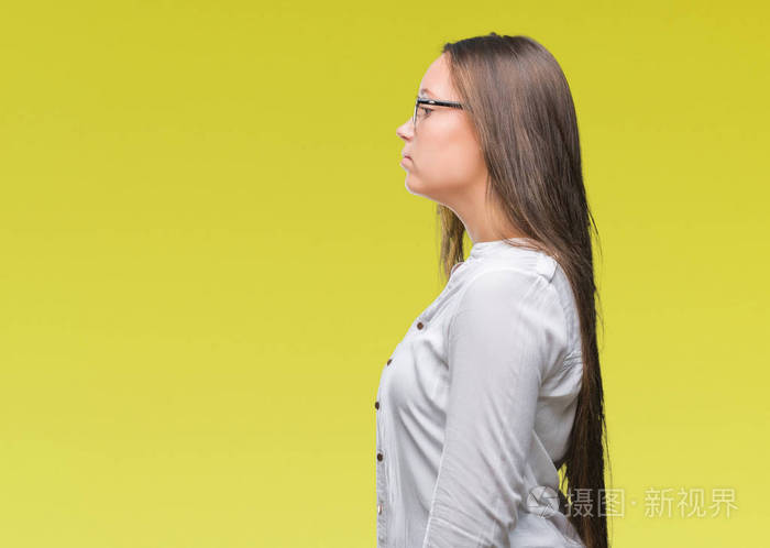 年轻的高加索美女戴着眼镜,在孤立的背景下,看着侧面放松的轮廓,自然