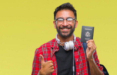 成年西班牙裔学生男子持有美国护照，背景偏僻，笑容满面，还可以用手指签个名
